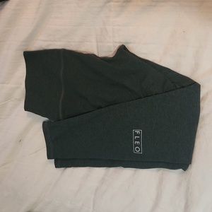 Size large 25 inch green heather fleo leggings. El toro